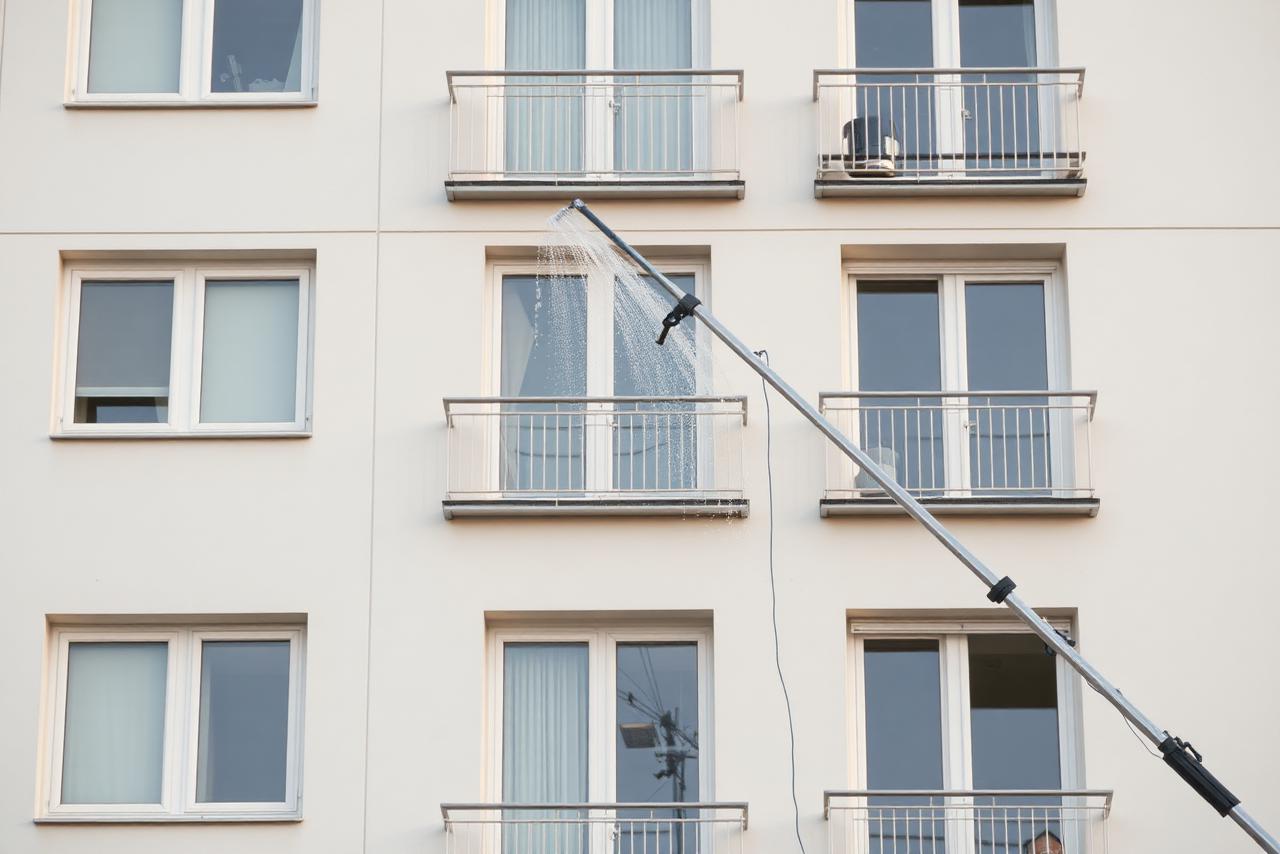 Vinduespudsning af lejlighed med teleskopstang og rent vand op til tredje sal
